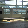 写真: 登戸駅のホームドア(1)