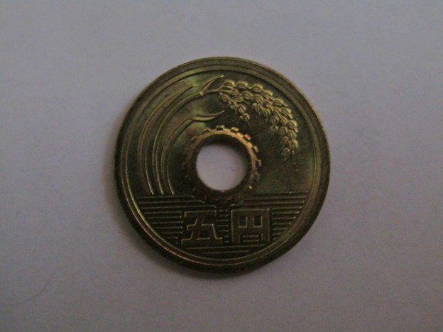 写真: 5円黄銅貨(昭和34年~)の表面