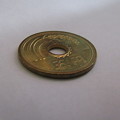 写真: 5円黄銅貨(昭和34年~)の側面