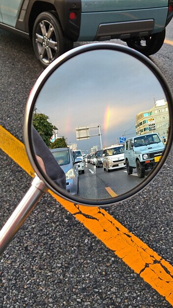 写真: バックミラーに虹