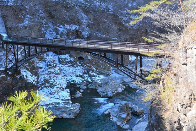 写真: 渓谷の橋〜