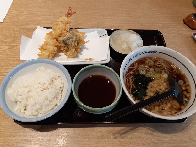 Photos: 山田うどん 天ぷら盛り合わせ ライス中 たぬきそば