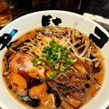 写真: 黒らー麺 裏メニュー 醤油豚骨