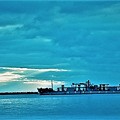 写真: 貨物船と灯台