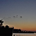 写真: 夜明け前の貨物船