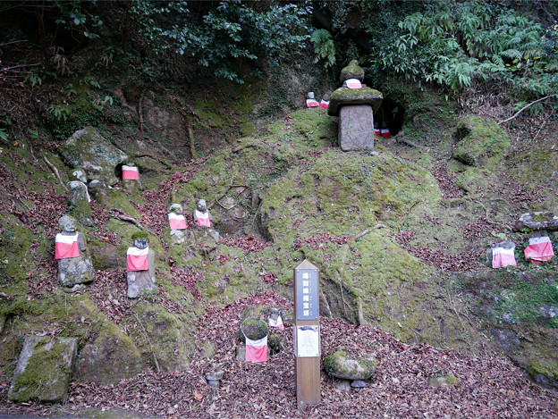 桜山公園のお地蔵様と陽刻線描宝塔 (2)