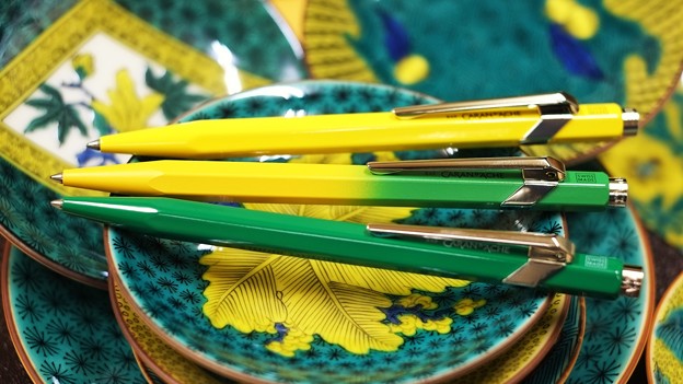 黄色と緑のペンと九谷焼