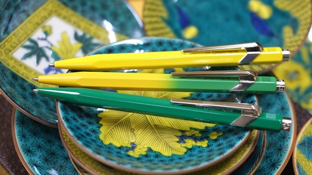 緑と黄色のペンと九谷焼