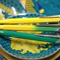 Photos: 緑と黄色のペンと九谷焼