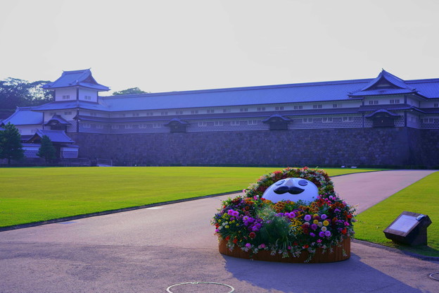写真: 金沢城公園　「ひゃくまんさん」　ダリアの花人形