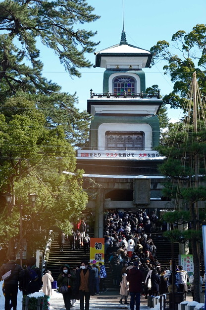 写真: 尾山神社　　神門