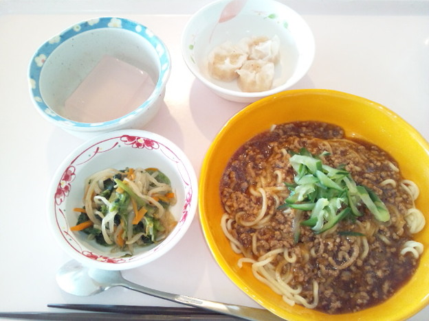 写真: ６月２４日昼食(ジャージャー麺) #病院食