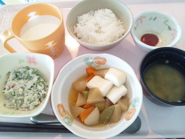 写真: ９月２３日朝食(はんぺんの煮物) #病院食