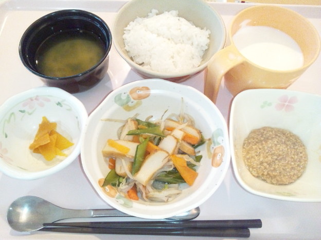 写真: １０月２２日朝食(さつま揚げの炒め物) #病院食