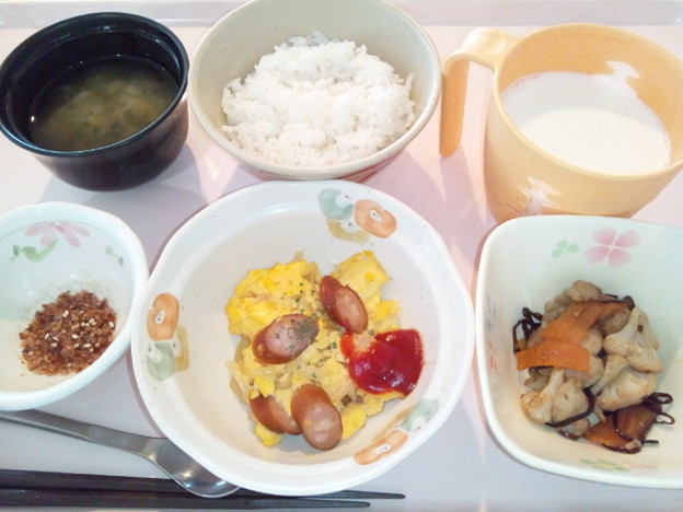写真: １１月２５日朝食(ウインナー入りスクランブルエッグ) #病院食