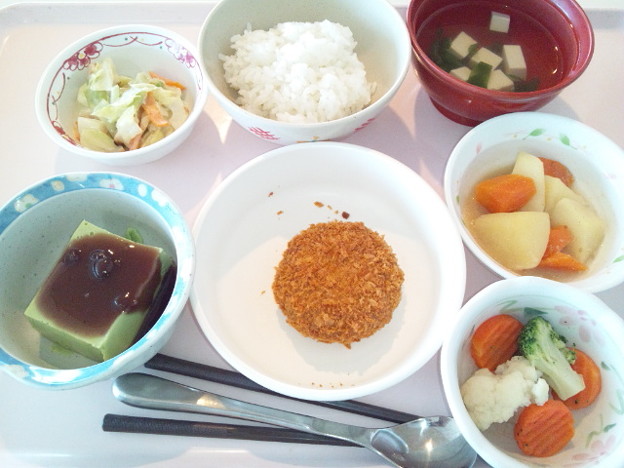 写真: ６月２５日昼食(メンチカツ) #病院食