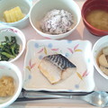 写真: ７月５日昼食(鯖の塩焼き・ゆかりごはん) #病院食