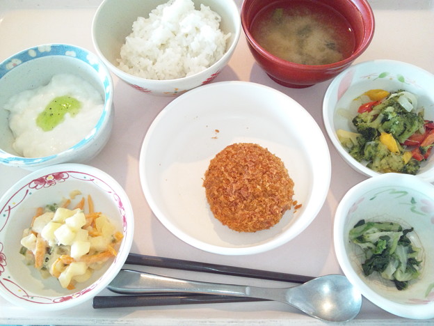写真: ７月９日昼食(メンチカツ) #病院食