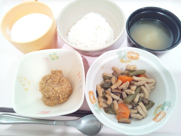 写真: ８月２６日朝食(いんげんと高野豆腐の炒め煮) #病院食