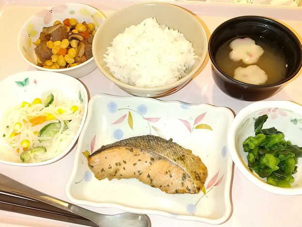 写真: １０月１日夕食(鮭のしそ香焼き) #病院食