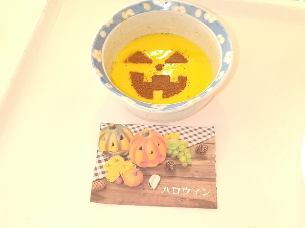 写真: デザートはかぼちゃババロア(ハロウィン?)