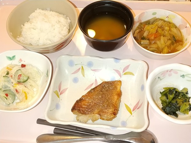 写真: １０月３０日夕食(赤魚のごま風味焼き) #病院食