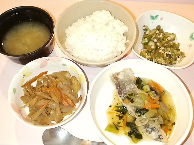 写真: １１月１７日夕食(白身魚の竜田焼き甘酢あん) #病院食