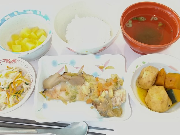 Photos: １１月１８日昼食(鮭のチャンチャン焼き風) #病院食