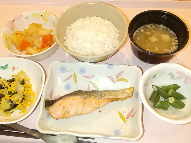 写真: １１月２５日夕食(鮭の七味焼き) #病院食