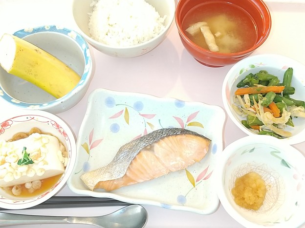 １２月８日昼食(鮭の塩焼き) #病院食