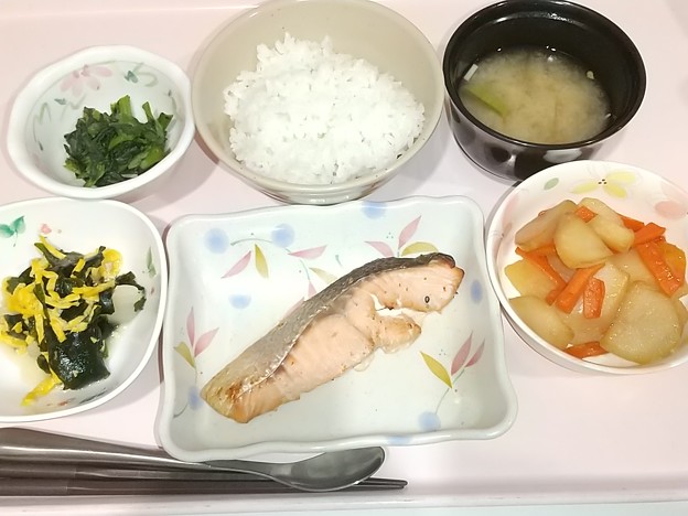 写真: ２月２４日夕食(鮭の七味焼き) #病院食