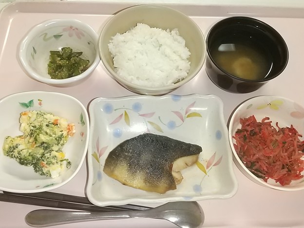 写真: ３月１３日夕食(ほっけのみりん漬け焼き) #病院食