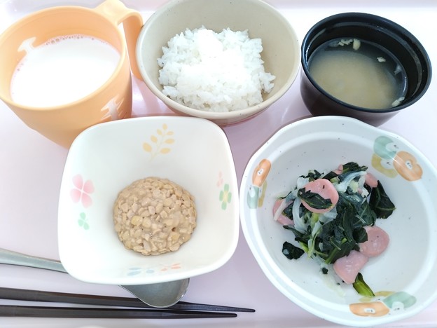 ５月５日朝食(魚肉ソーセージと野菜のサラダ) #病院食