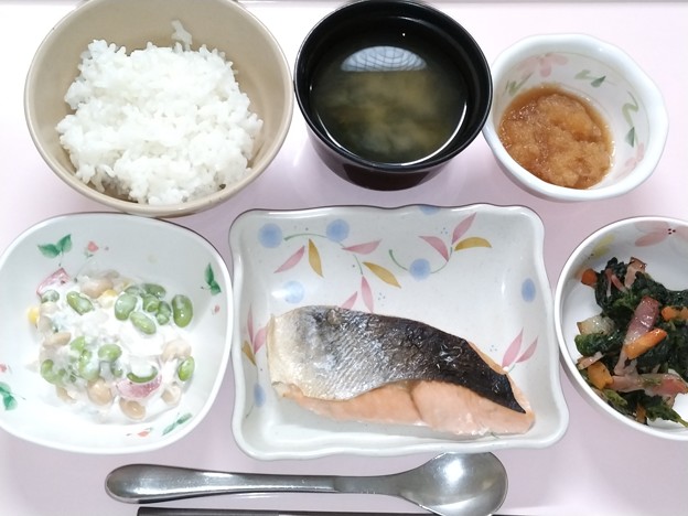 写真: ８月２６日夕食(鮭の塩焼き) #病院食