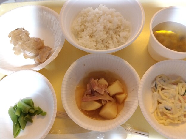 写真: ３月１７日夕食(鶏肉のオニオンソースがけ) #病院食