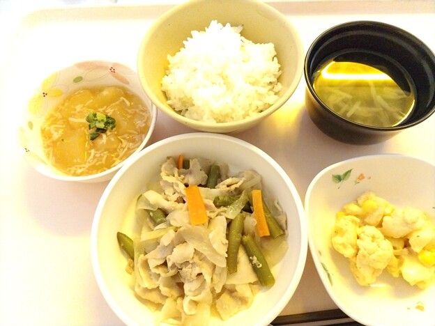 写真: ４月５日夕食(豚肉の玉葱ソース炒め) #病院食