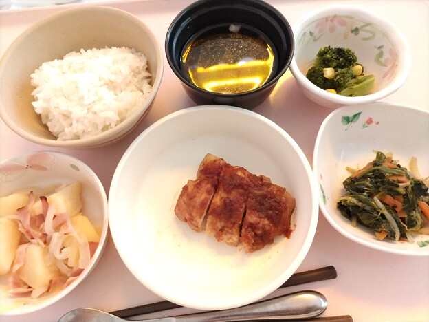 写真: ４月２８日夕食(鶏肉のケチャップ焼き) #病院食