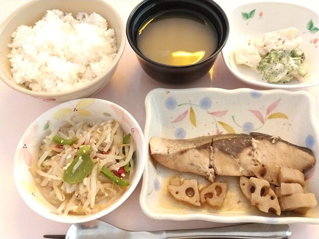 写真: ４月２９日夕食(ぶりの生姜煮) #病院食