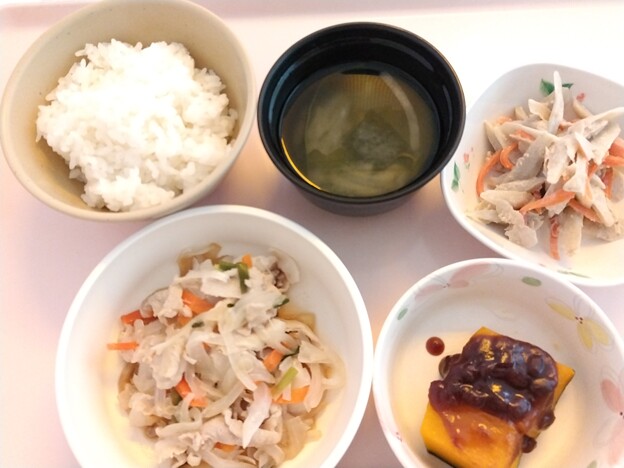 ４月３０日夕食(肉野菜のバターポン酢炒め) #病院食
