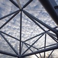 写真: 大屋根の跡とひつじ雲