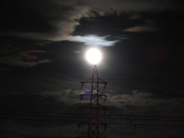 写真: 鉄塔に灯る満月