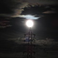 写真: 鉄塔に灯る満月