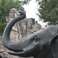 Photos: 象さんの鼻の上に乗ったおさるさん