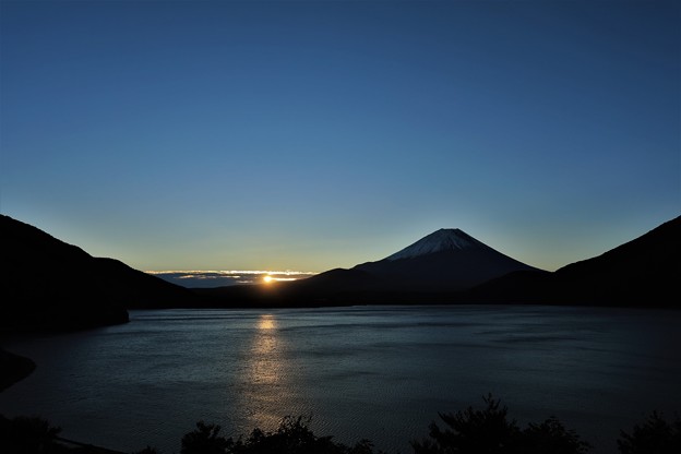 写真: 日の出の本栖湖