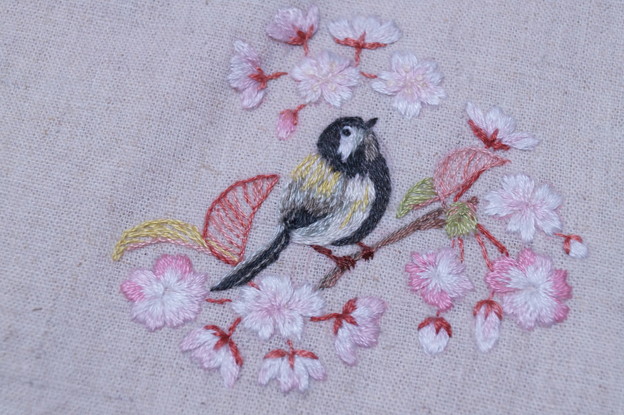 写真: 桜とシジュウカラを刺繍する