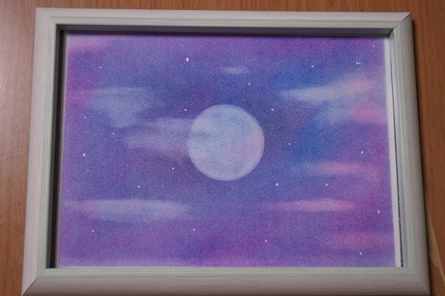 夕暮れ時の月を描いた