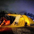 写真: テントをライトアップ