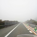 写真: 霧の中の走行は小雨と変わらない