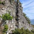 写真: 崖には複数の仏像