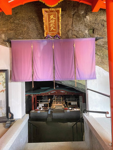 写真: 弁財天が祀られている本堂は洞窟の中
